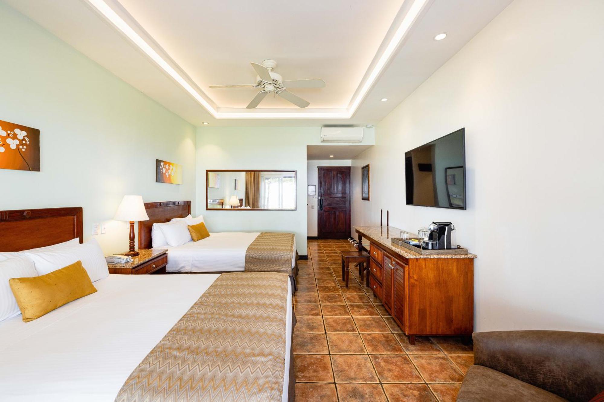 Hotel Tamarindo Diria Beach Resort Стая снимка